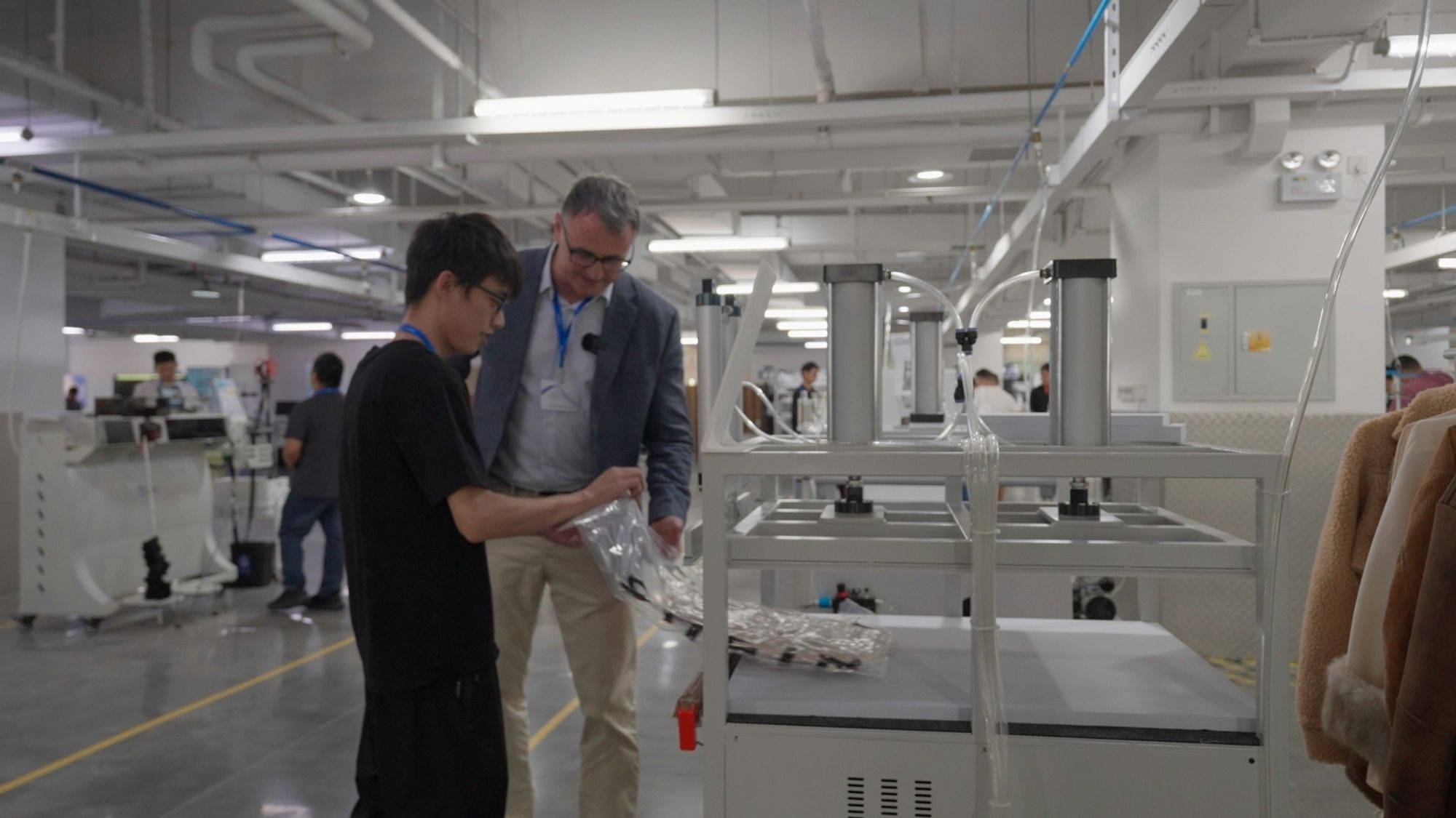 Demonstration of Compression Vacuum-Sealing Packaging Machine for Down Jackets and Padded Garments