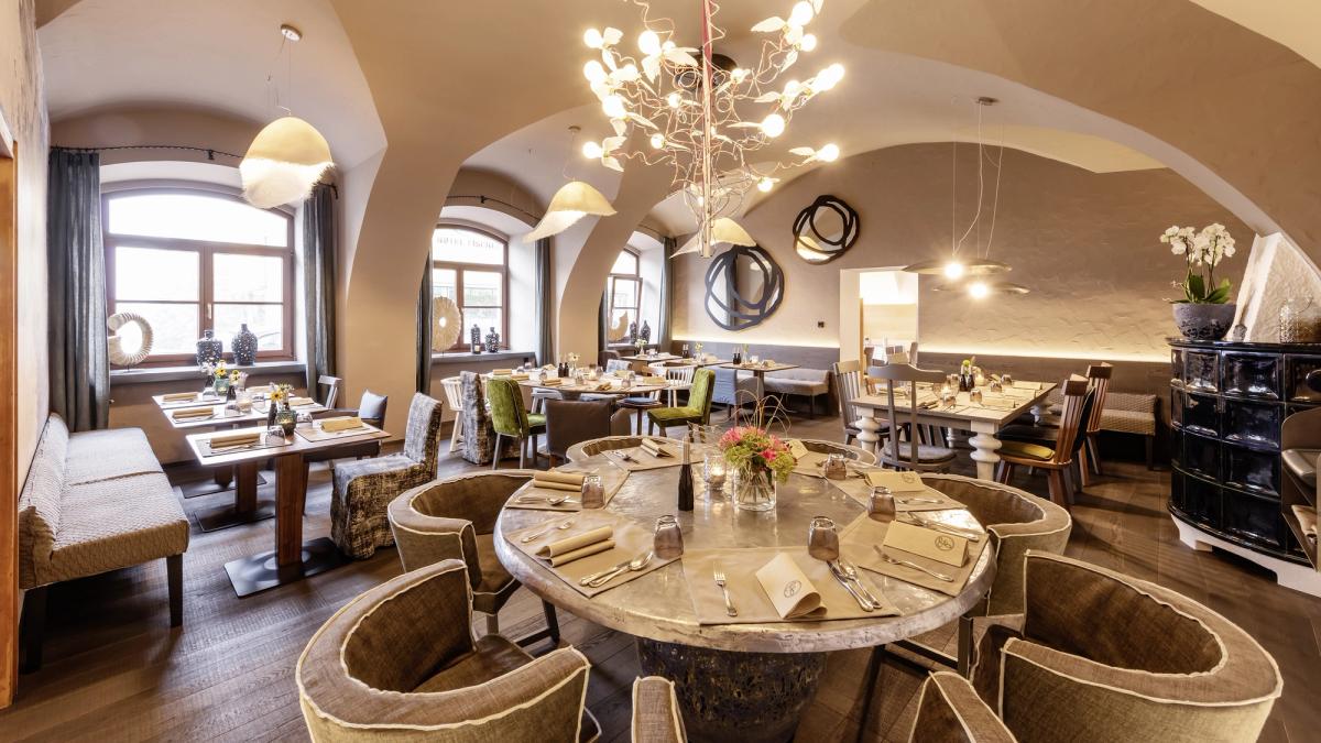 Gastraum im Restaurant Fischer in Marchtrenk mit historischem Gewölbe, individuellen Designmöbeln und außergewöhnlicher Beleuchtung.