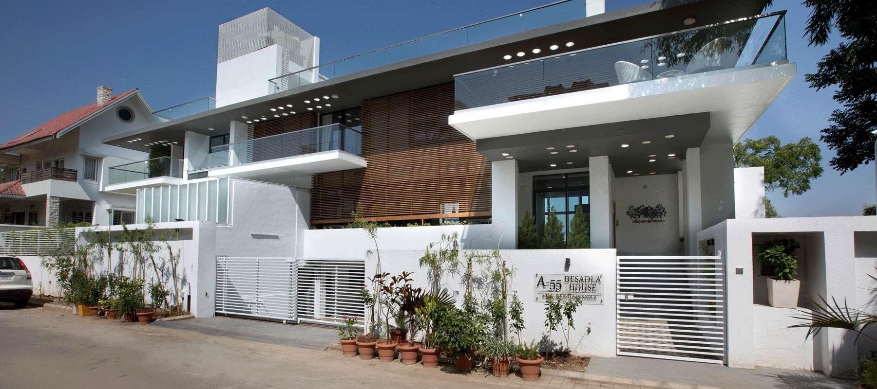 Long House, Pune: white two-storey residence with cantilevered terraces and a timber-screened upper floor