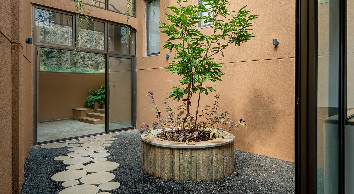 Earth House, photograph 4