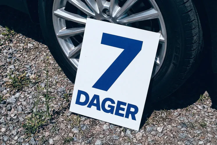 Et skilt med teksten '7 dager' lener seg på et hjul.