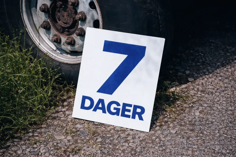 Et ark på bakken som lener seg til et hjul med teksten 7 dager.