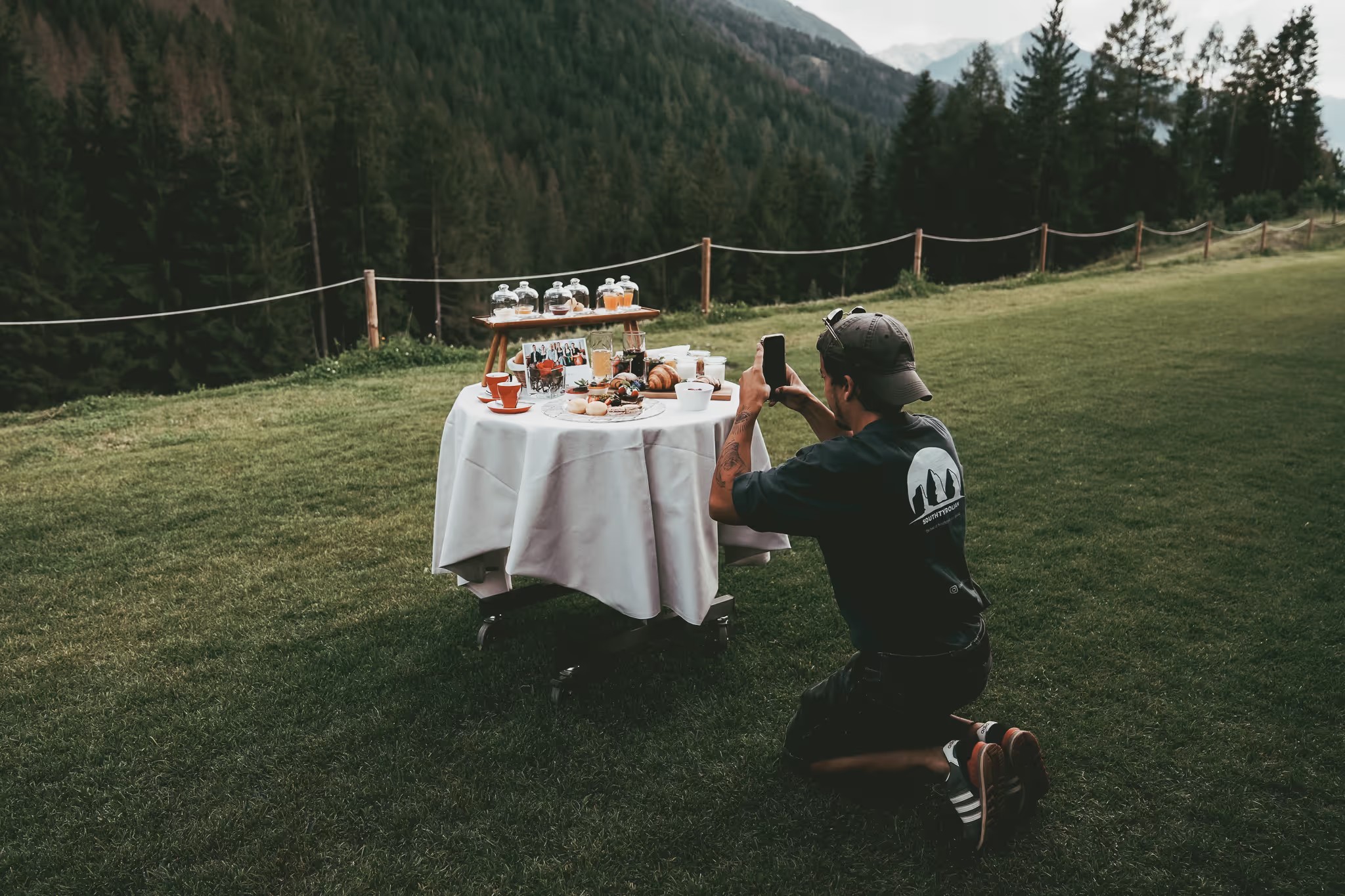 Tristan bei der Arbeit als Social Media Manager
