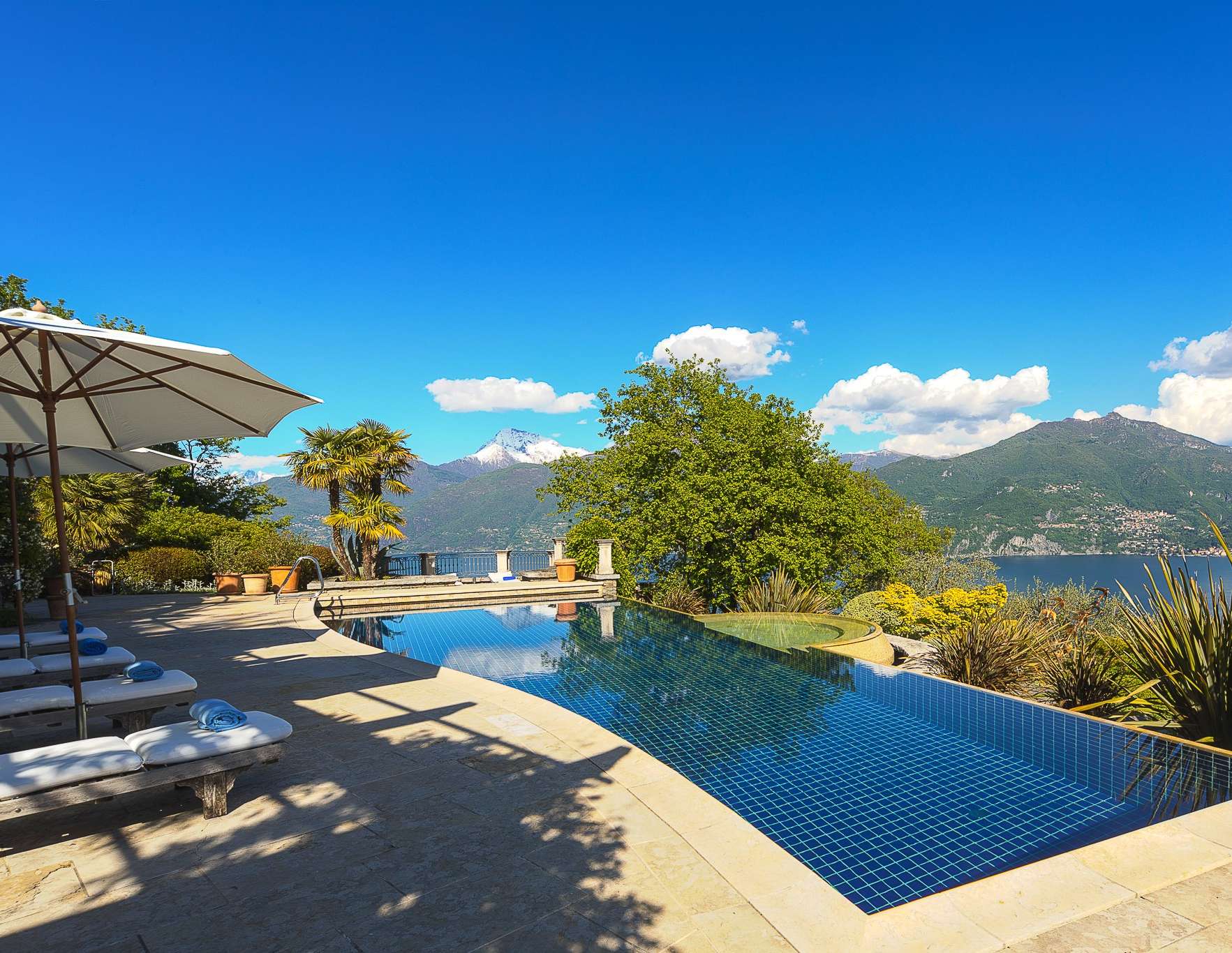 Villas with pool on Lake Como