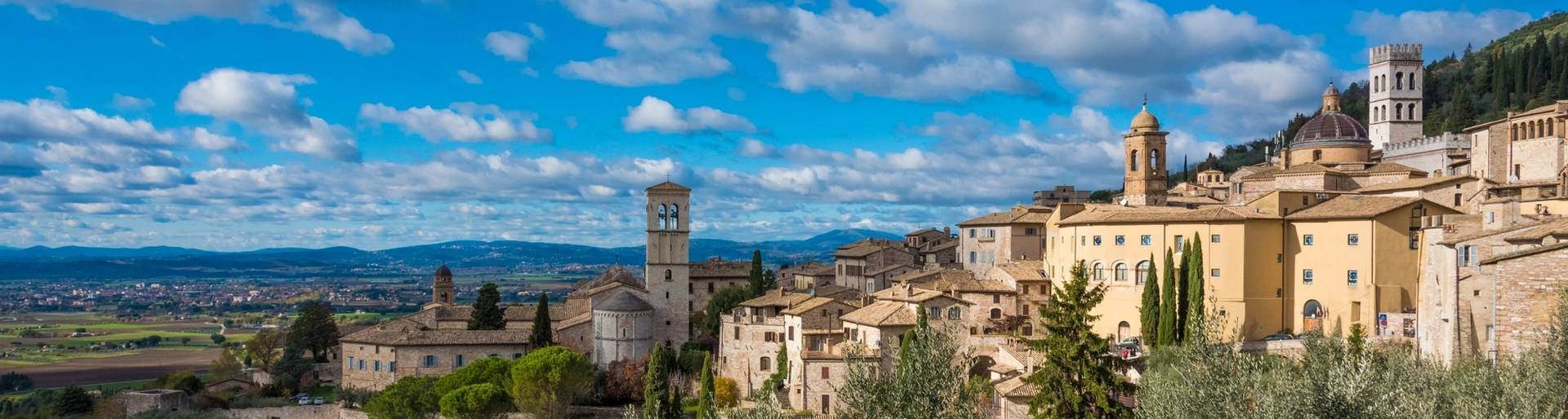 Vista di Gubbio con cielo rannuvolato