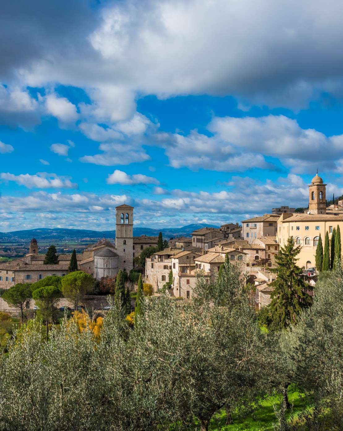 Vista di Gubbio con cielo rannuvolato