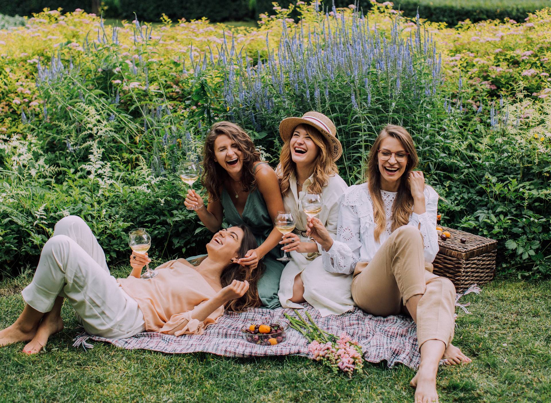 Friends in the garden drinking, they chose a luxury vacation for a group of friends