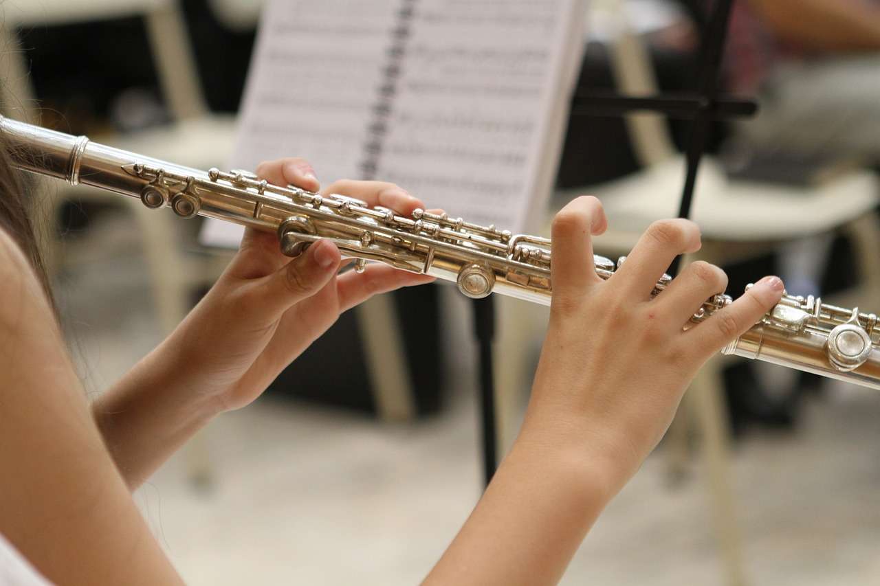 A flute during a concert, this is how to listen to luxury music