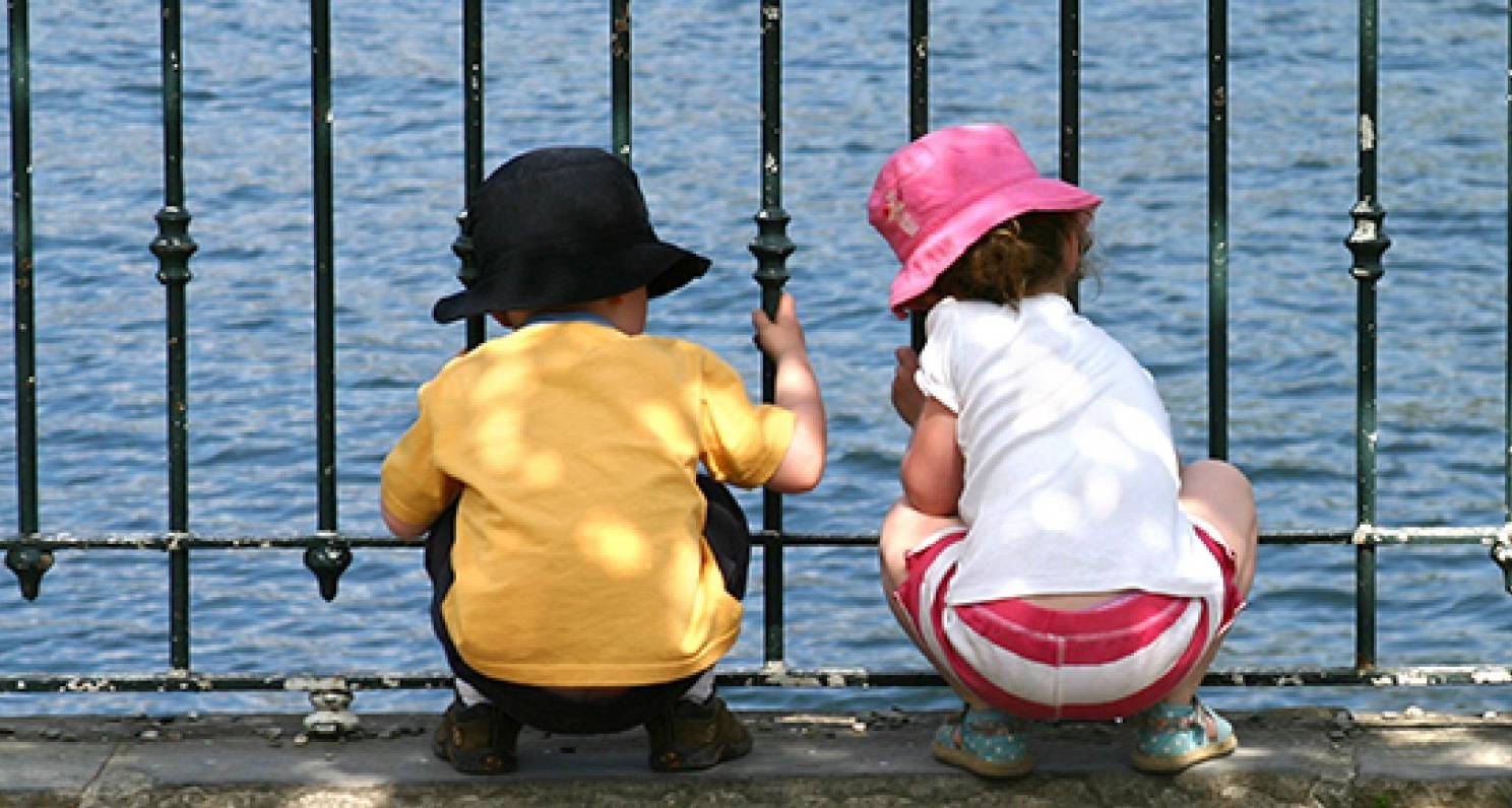 Bambini sul lago di Como