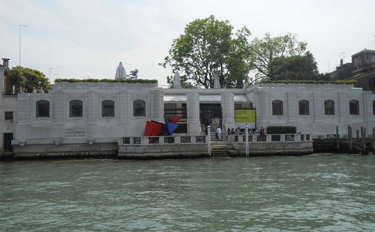 Il museo Guggenheim di Venezia visto dal canale
