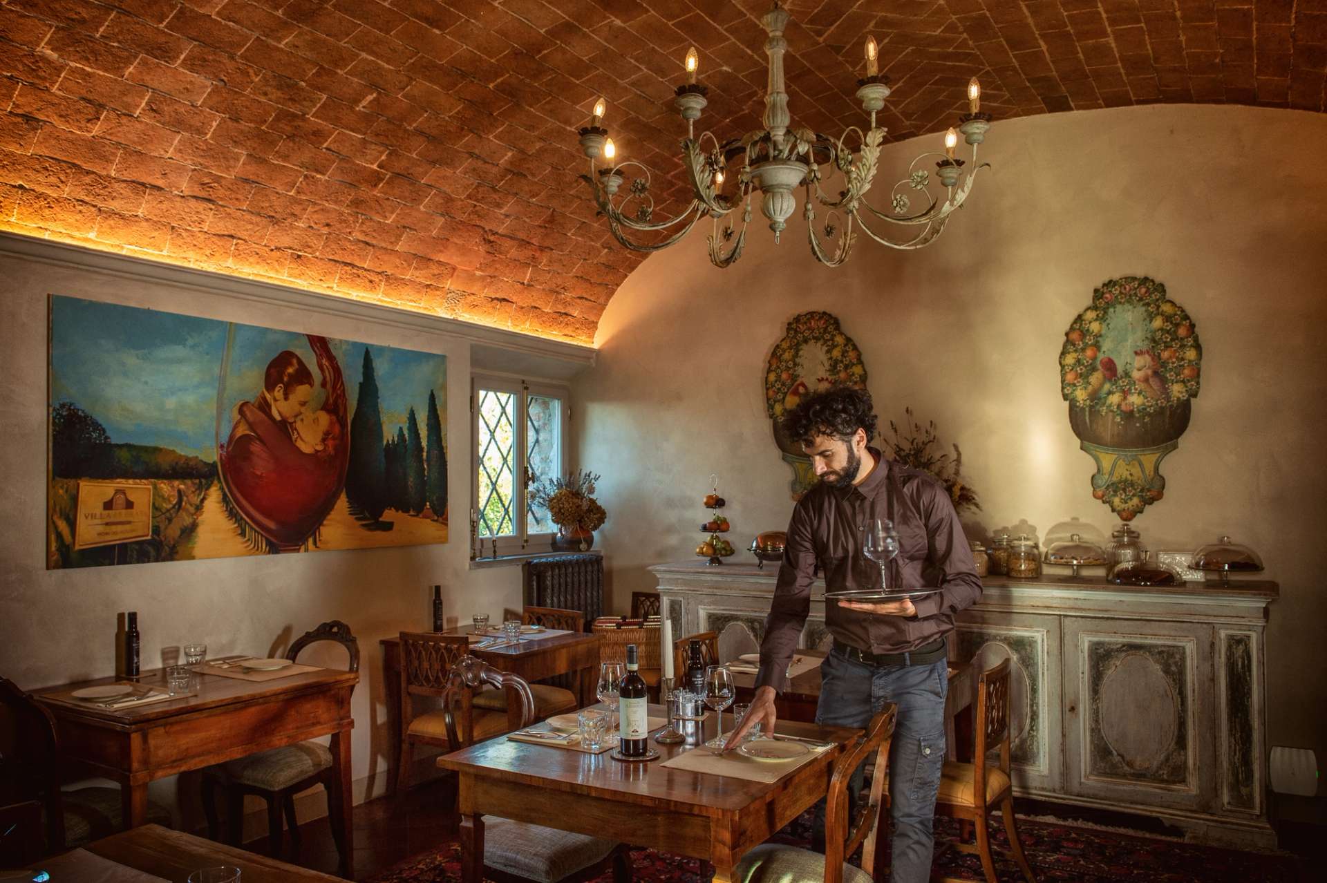 un luxury concierge che sta lavorando in una delle ville che rappresentiamo