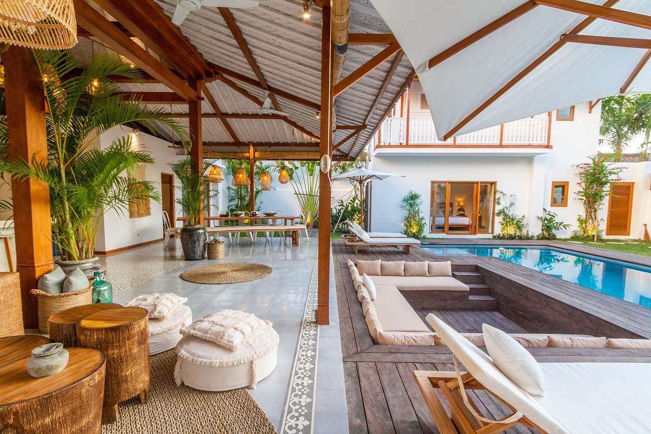 una piscina di una residenza lussuosa, spesso scegliere la villa di lusso perfetta dipende dai dettagli