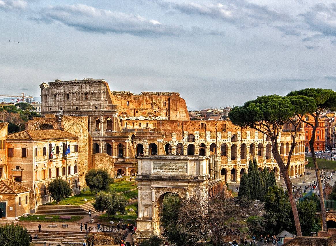 View of Rome, never tried to organize a last-minute luxury vacation in Rome?
