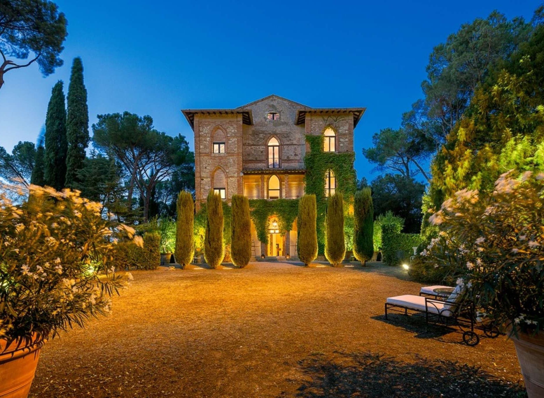 luxury travel in a prestgious tuscany villa