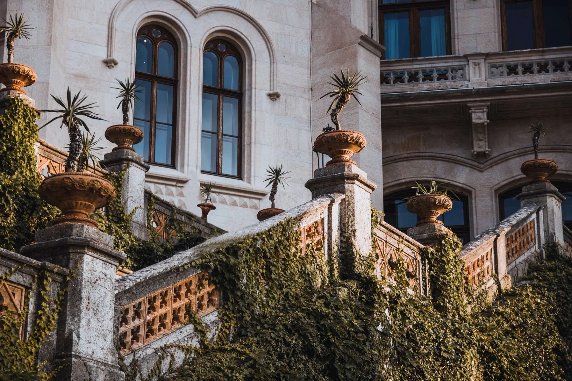 Villa renting in Italy: luxury villa staircase detail