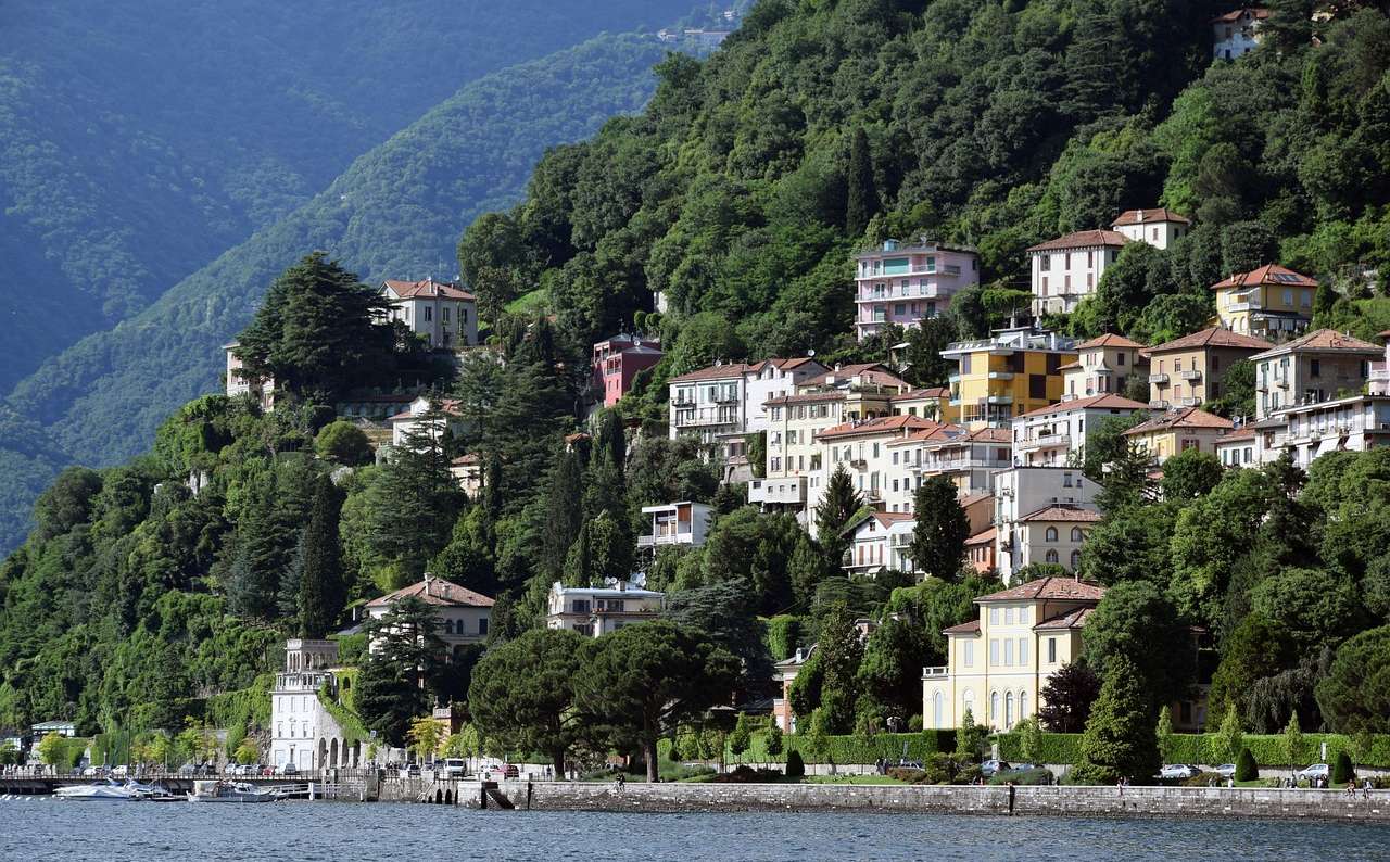 Aspects of luxury villas for rent on Lake Como