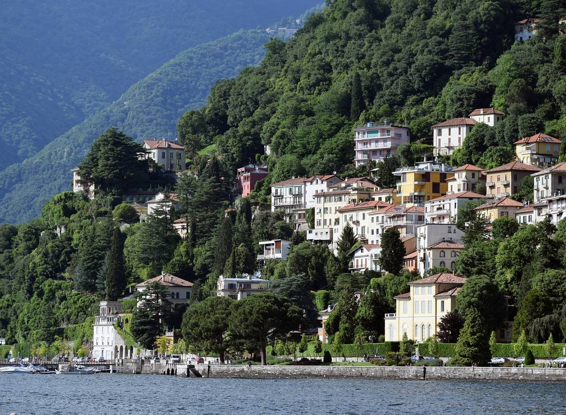 como, scorcio di ville di lusso in affitto sul lago di como