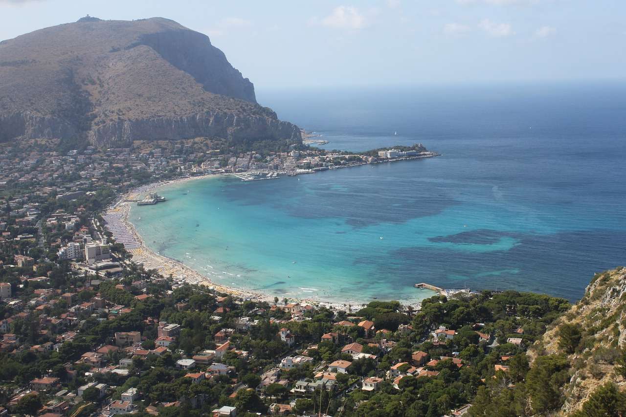 la spiaggia di mondello a palermo