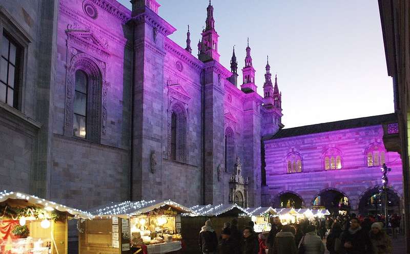 Christmas shops and light in the city center of Como