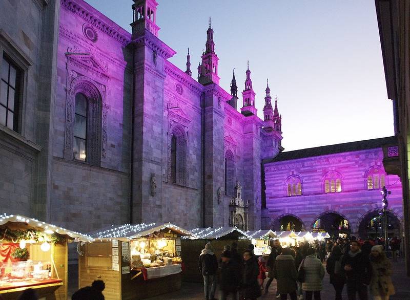 Christmas shops and light in the city center of Como