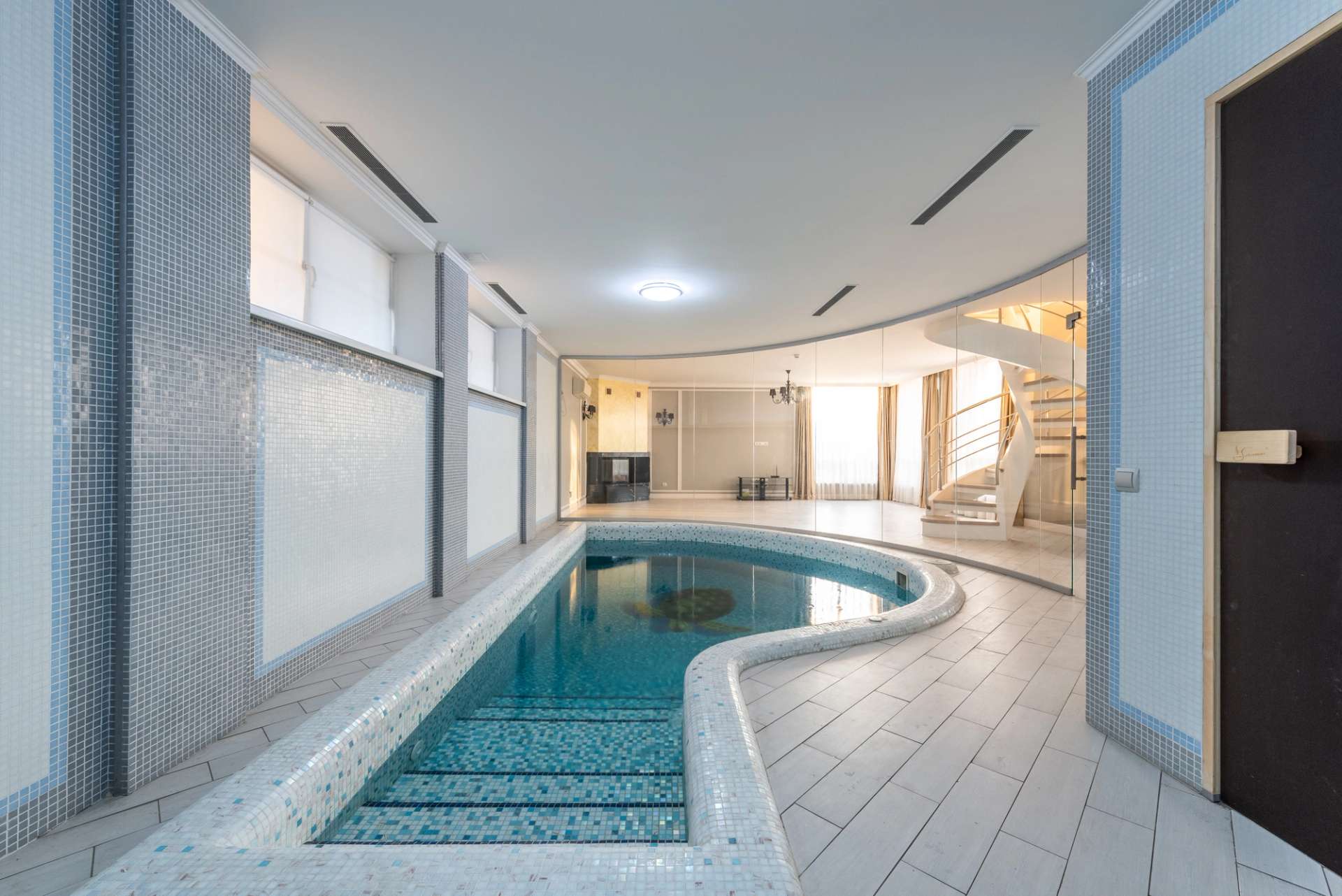 italian villa rentals: particolare di una piscina riscaldata