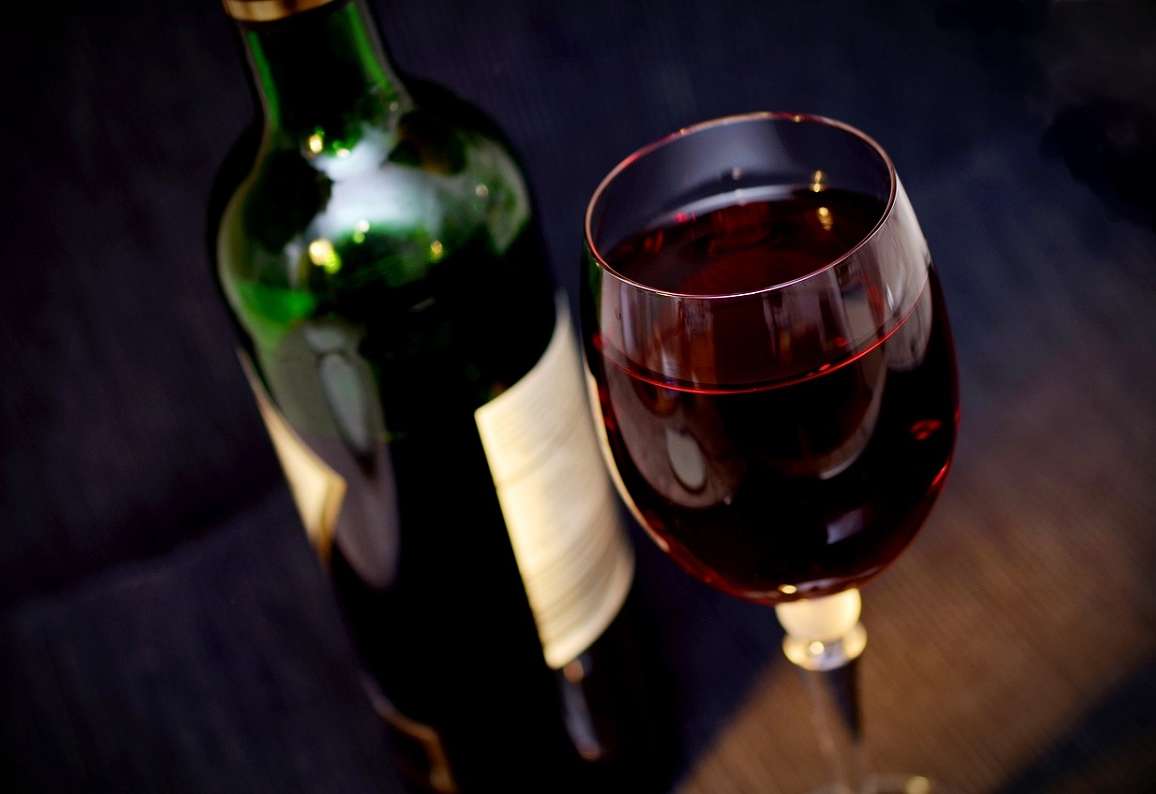 una bottiglia di vino rosso pregiato: il brunello di montalcino