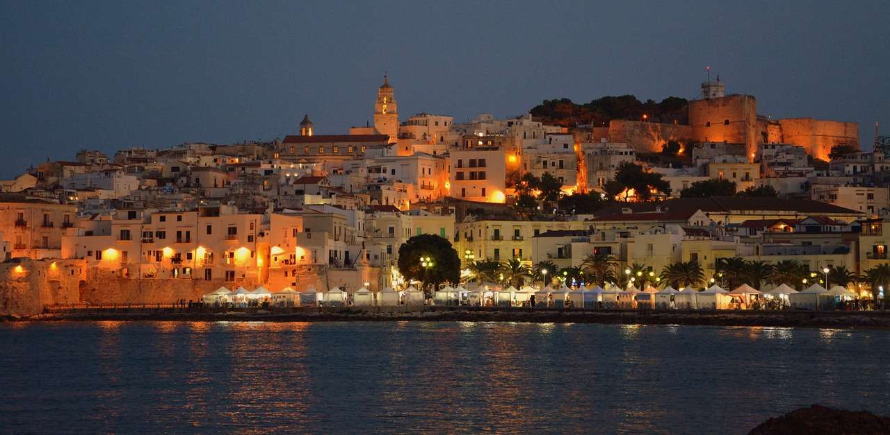 vieste by night, la puglia è una delle destinazioni di lusso più richieste