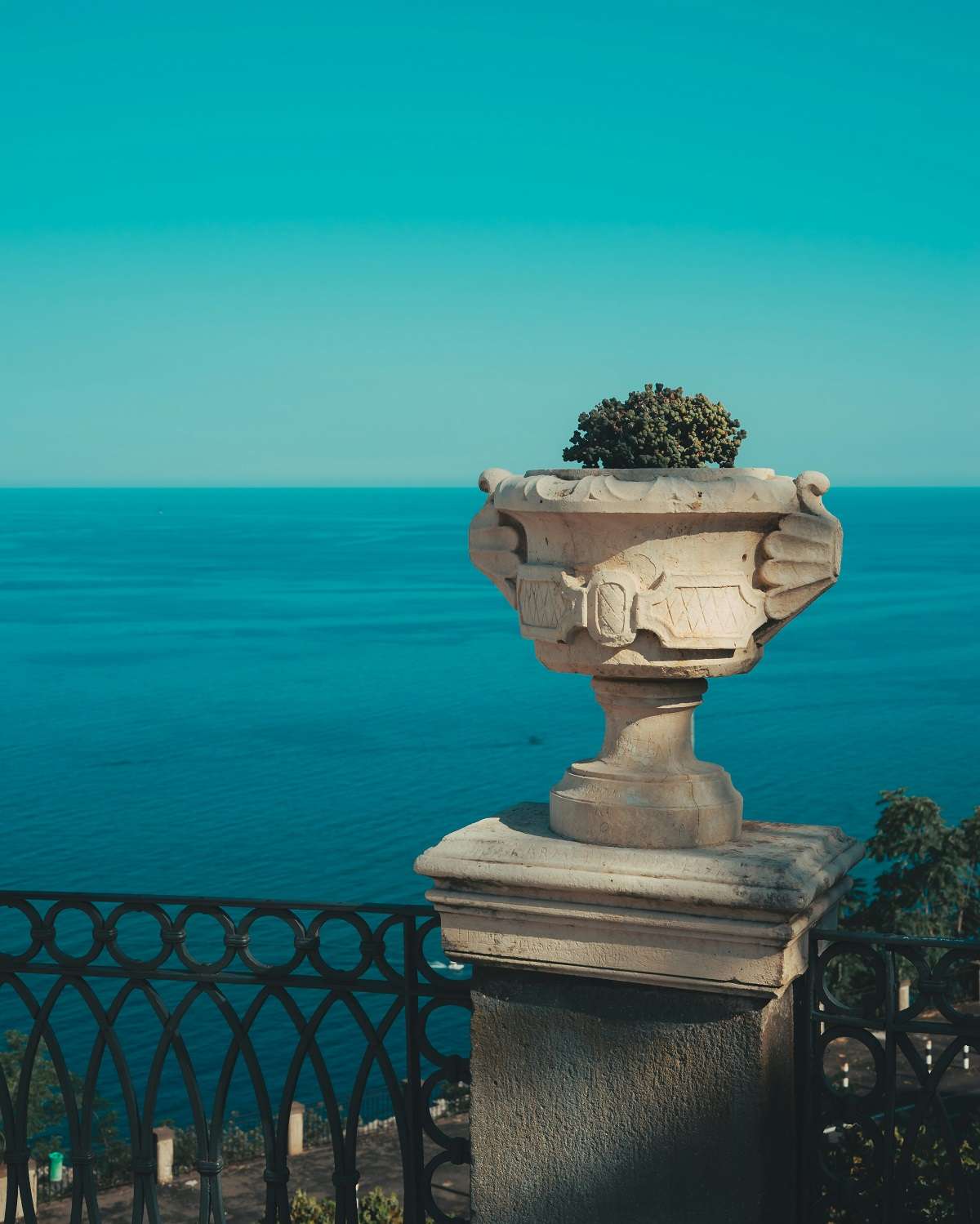 particolare vista mare da una villa di lusso a catania