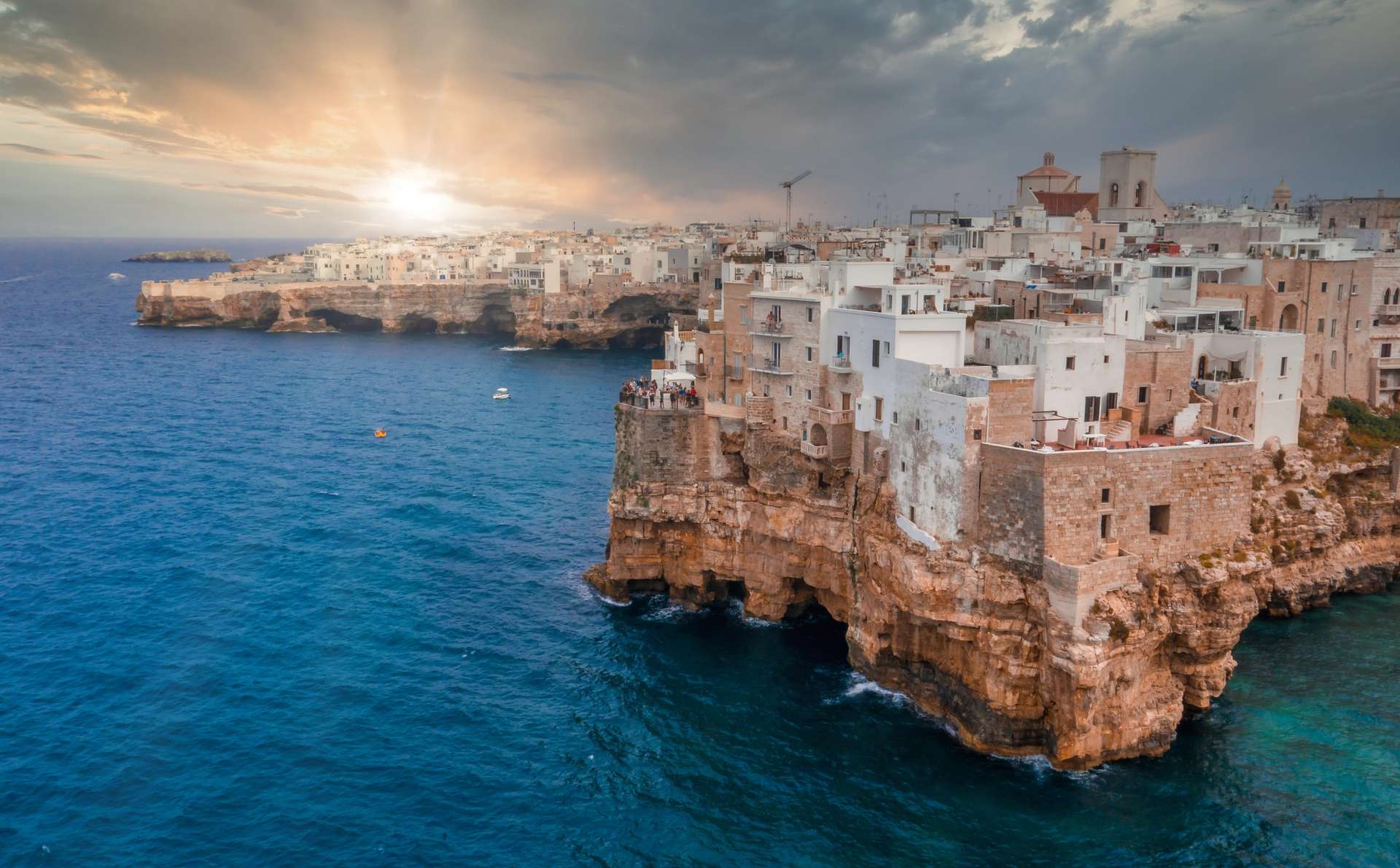 <a href="https://it.freepik.com/foto-gratuito/paesaggio-urbano-di-polignano-a-mare-circondato-dal-mare-sotto-la-luce-del-sole-e-un-cielo-nuvoloso-in-italia_17116216.htm#query=puglia&position=0&from_view=search&track=sph">Immagine di wirestock</a> su Freepik