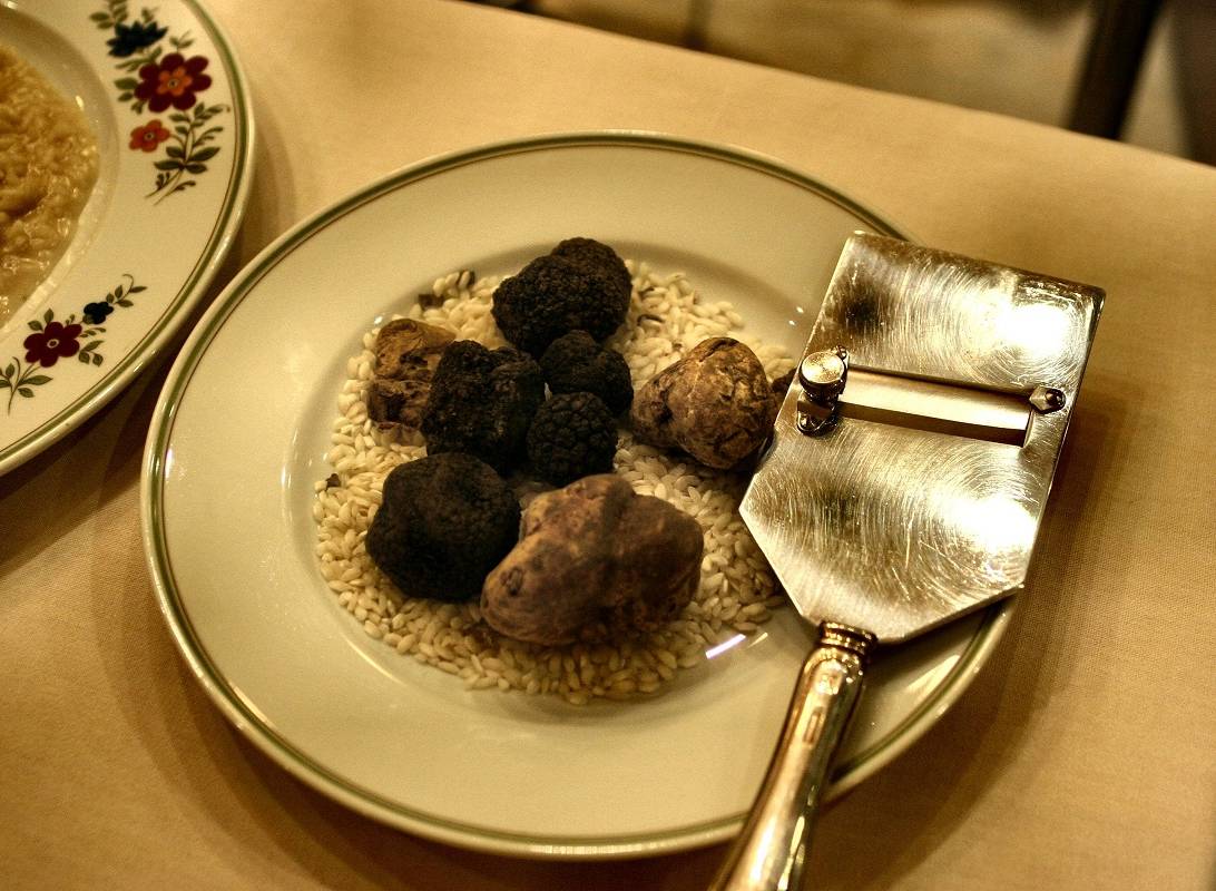 un tartufo, pronto per essere grattato sul risotto in uno dei migliori ristoranti per una cena di lusso a Como