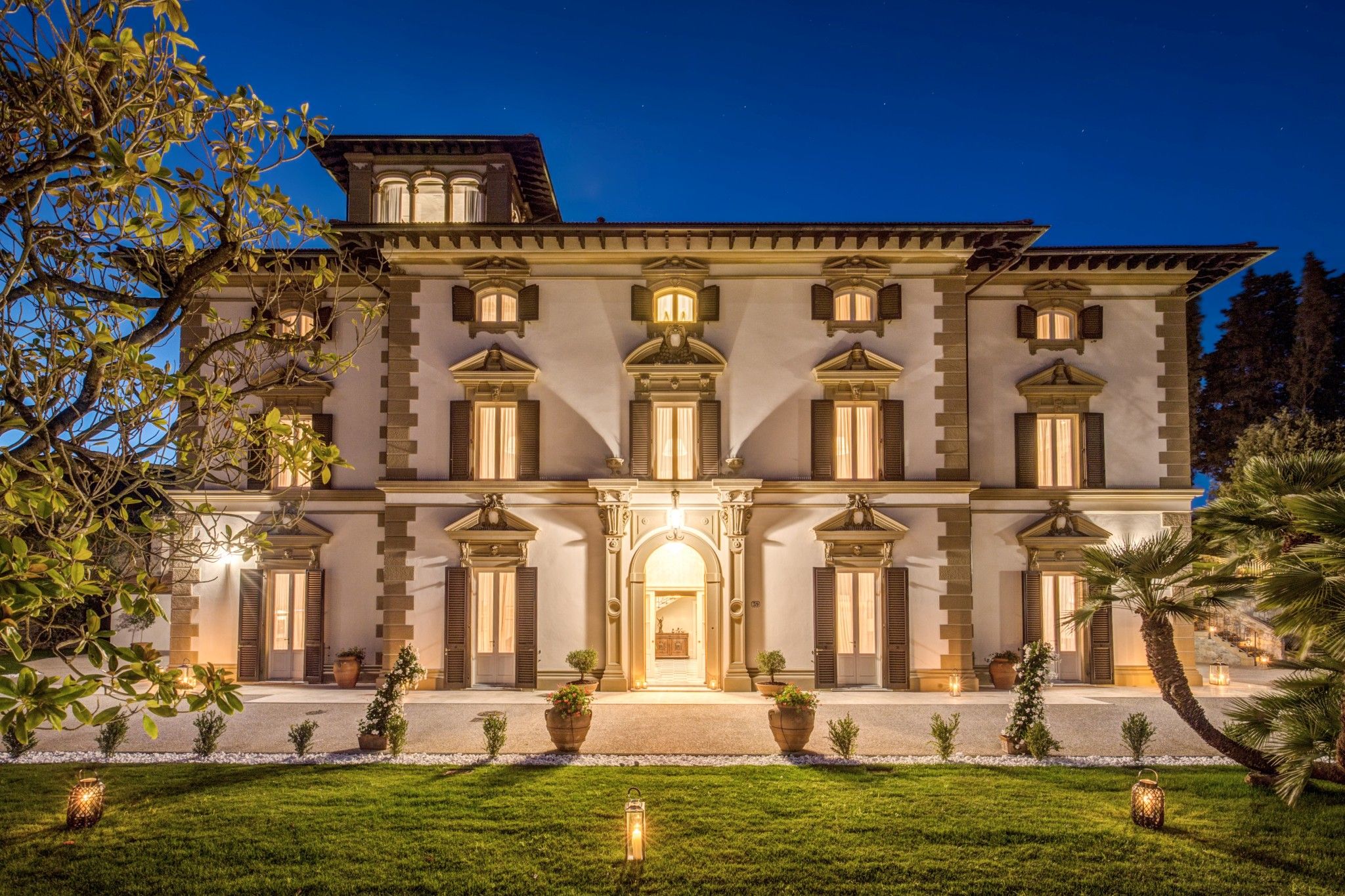 Esterno illuminato villa di lusso in Toscana