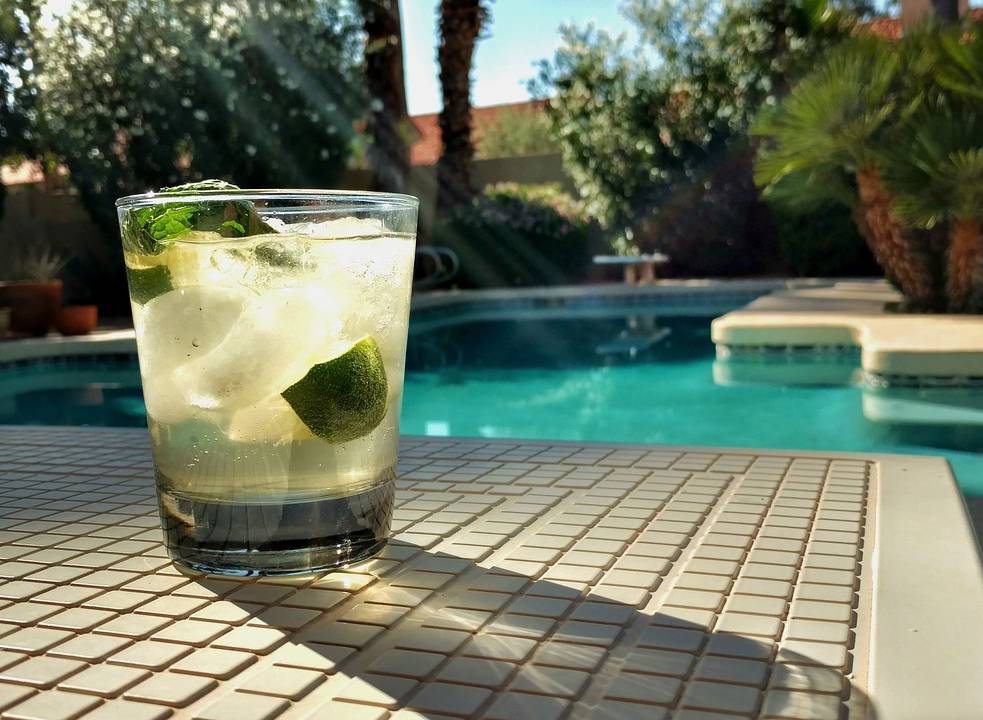 un aperitivo bordo piscina: sono i dettagli che rendono una vacanza di lusso perfetta