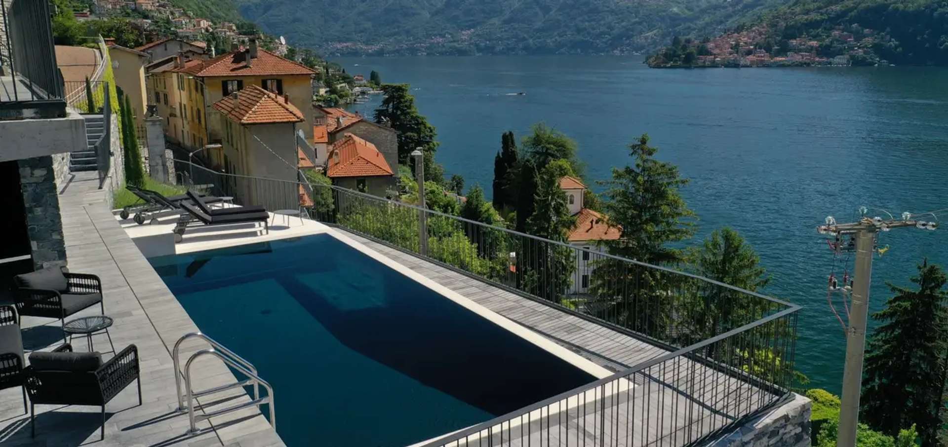 una piscina vista lago in una villa di lusso a moltrasio