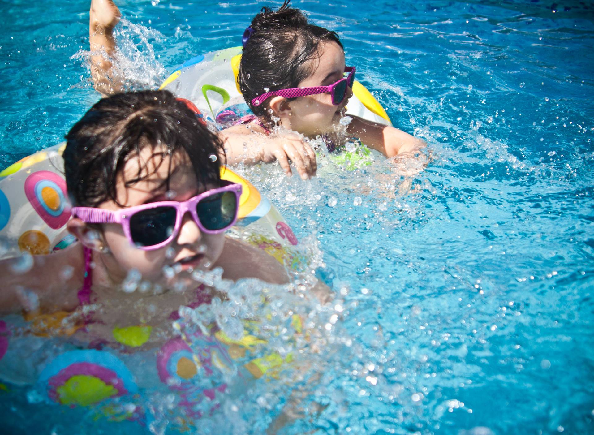 bambini in piscina, il gioco è una parte importante della vacanza di lusso con i bambini