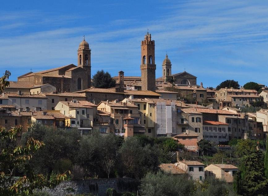 veduta di Montalcino, vicino a Siena, patria del Brunello