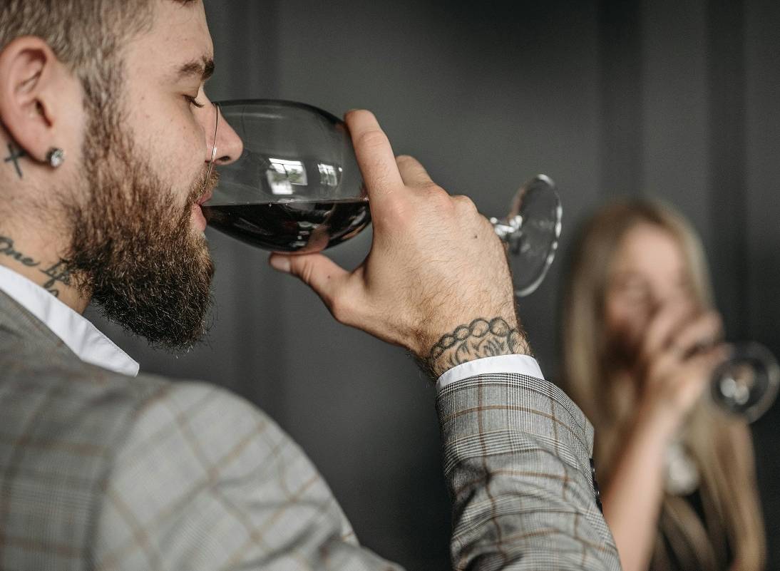 un sommelier insegna l'arte della degustazione