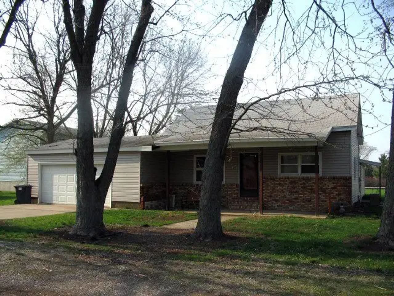 606 E. Broadway St., Tolono: Front