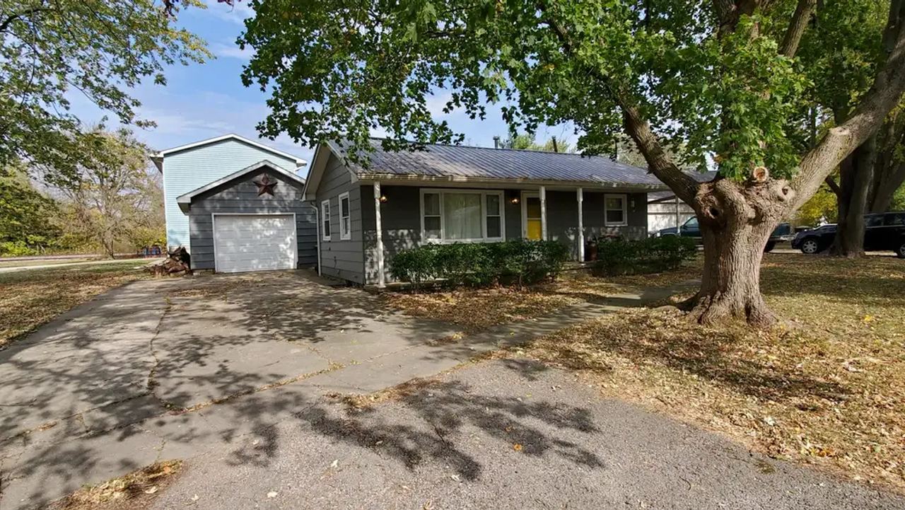 604 E. Broadway St., Tolono: Front