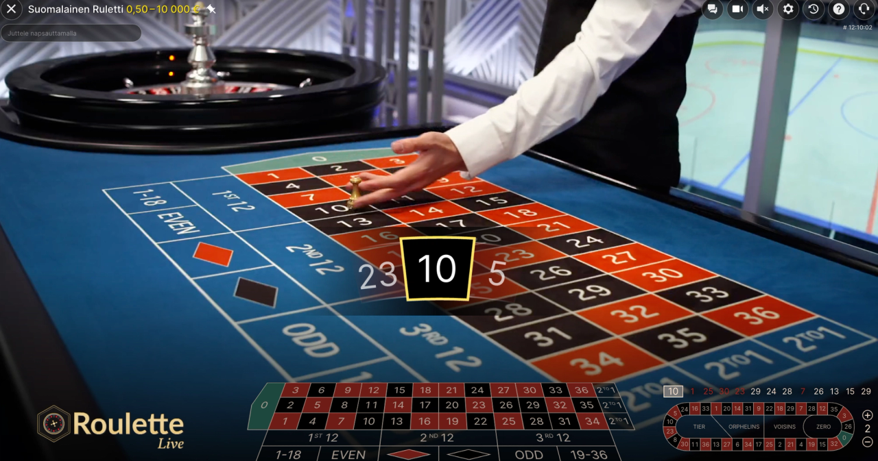 Suomalainen Ruletti -livepeli, jossa pelinhoitaja merkitsee voittaneen numeron rulettipöydälle.