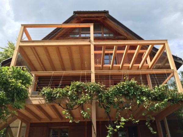 Dreistöckiger Balkon aus Schweizer Holz