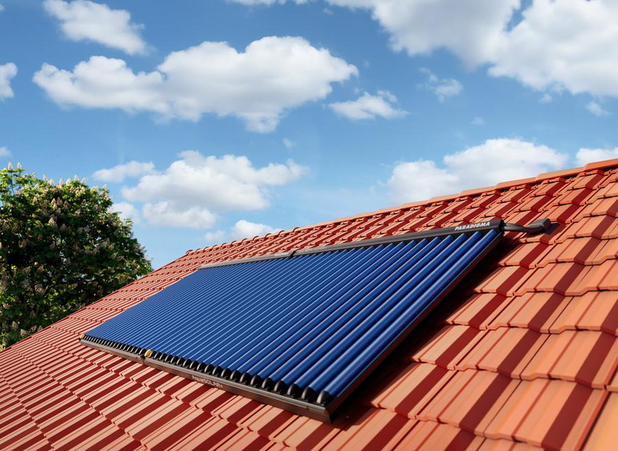 Röhrenkollektor einer Solarthermie-Anlage auf einem roten Ziegeldach