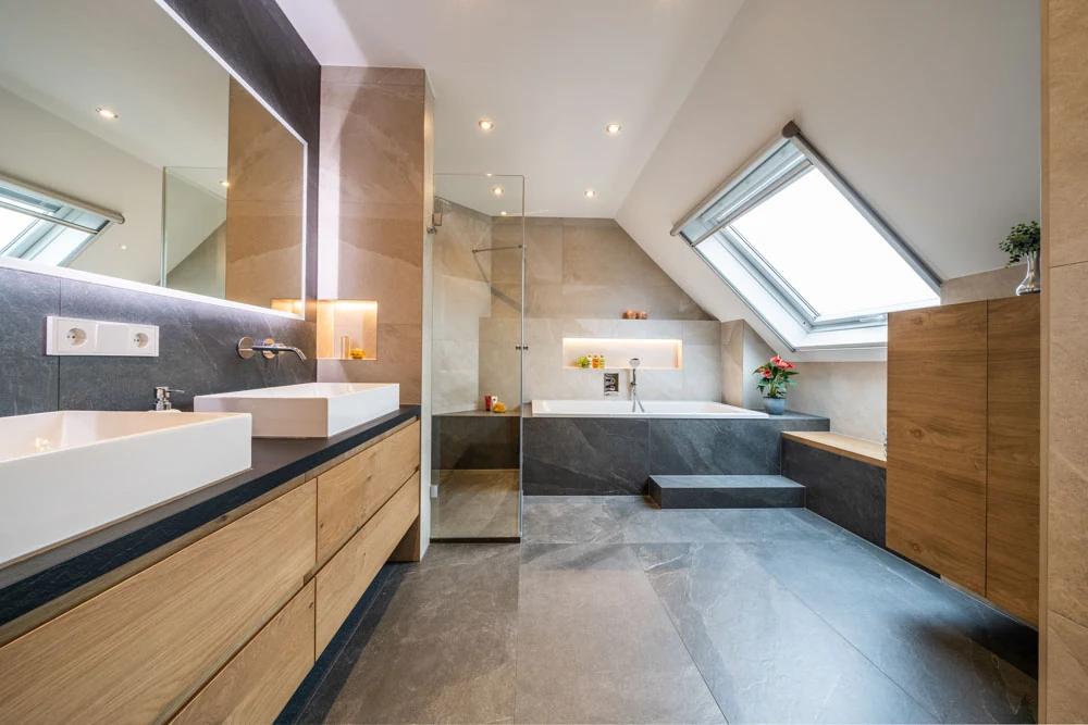 Modernes Badezimmer mit Holz- und Steinoberflächen.
