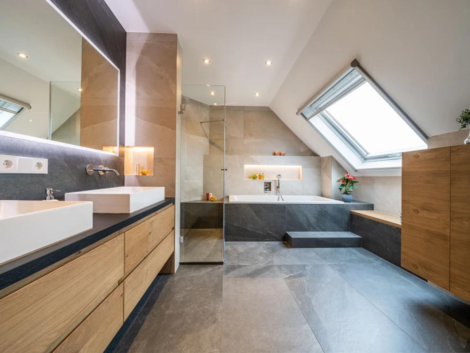Modernes Badezimmer mit Holz- und Steinoberflächen.