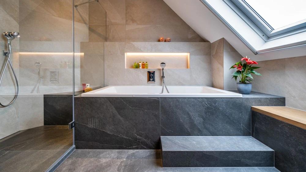 Modernes Badezimmer mit Badewanne, Dusche und Pflanzen.