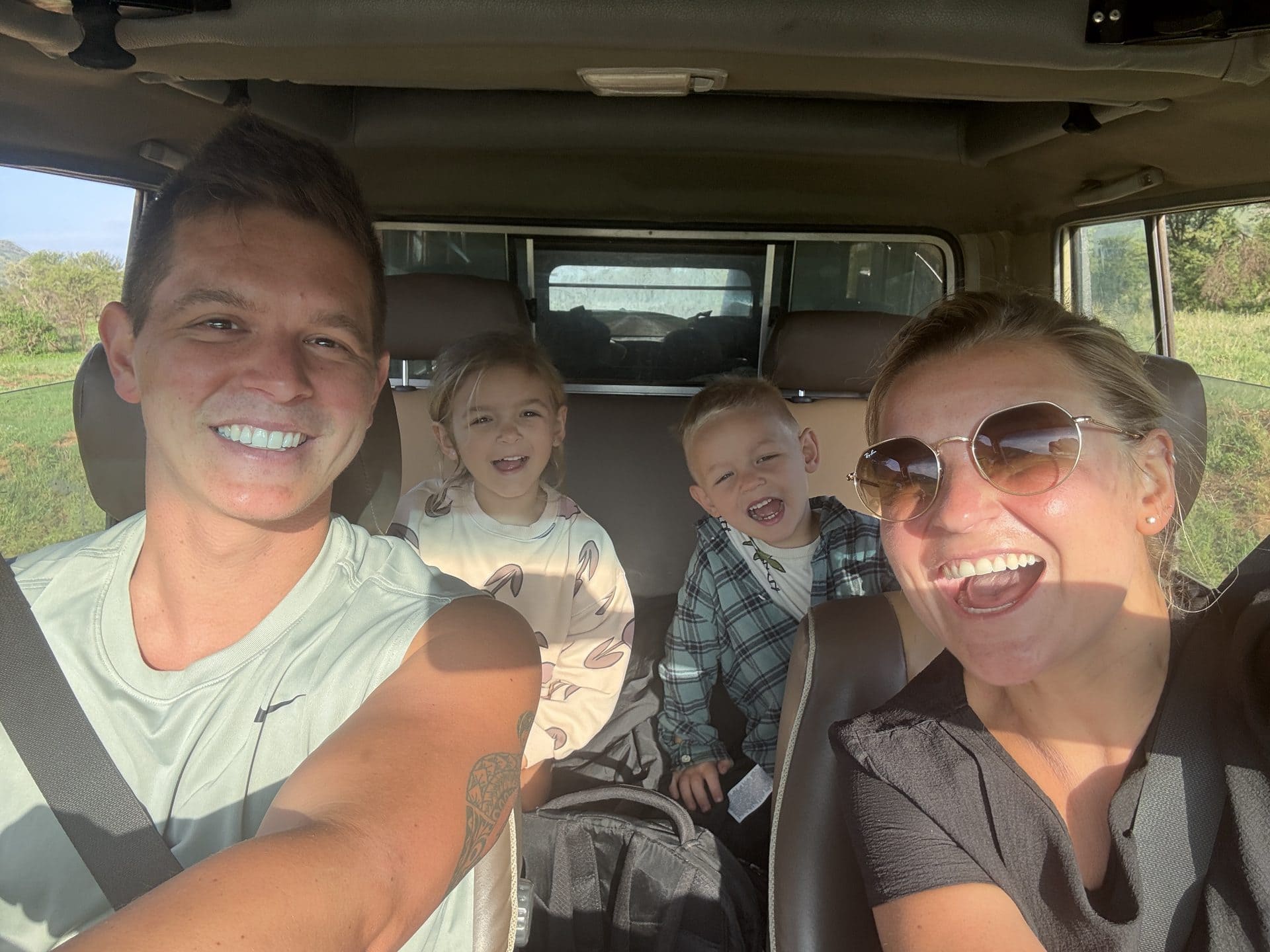 Familie-uitje in safari jeep georganiseerd door Let's Go Events met Linda Spaans-Rijpstra