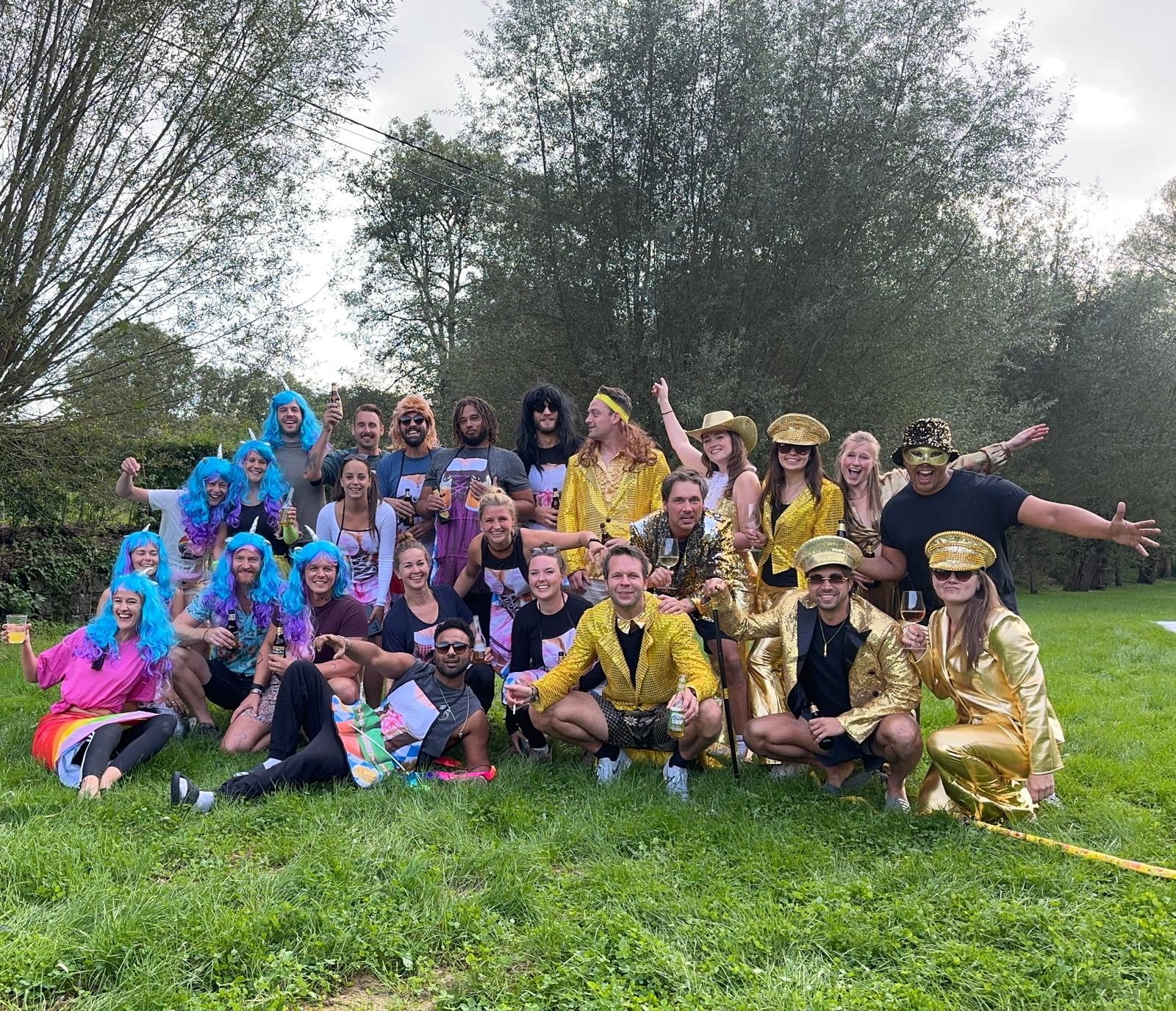 Groepsfoto verkleed themafeest, vrijgezellenfeest georganiseerd door Let's Go Events