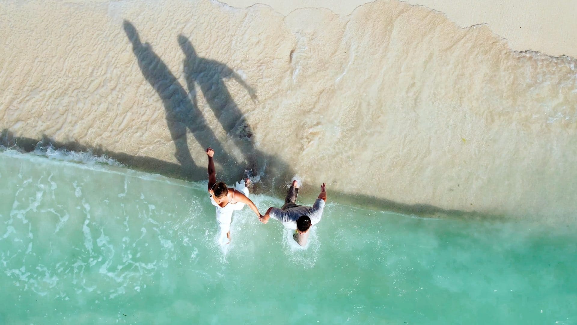 Dronefoto van stel op tropisch strand, incentive reis georganiseerd door Let's Go Events