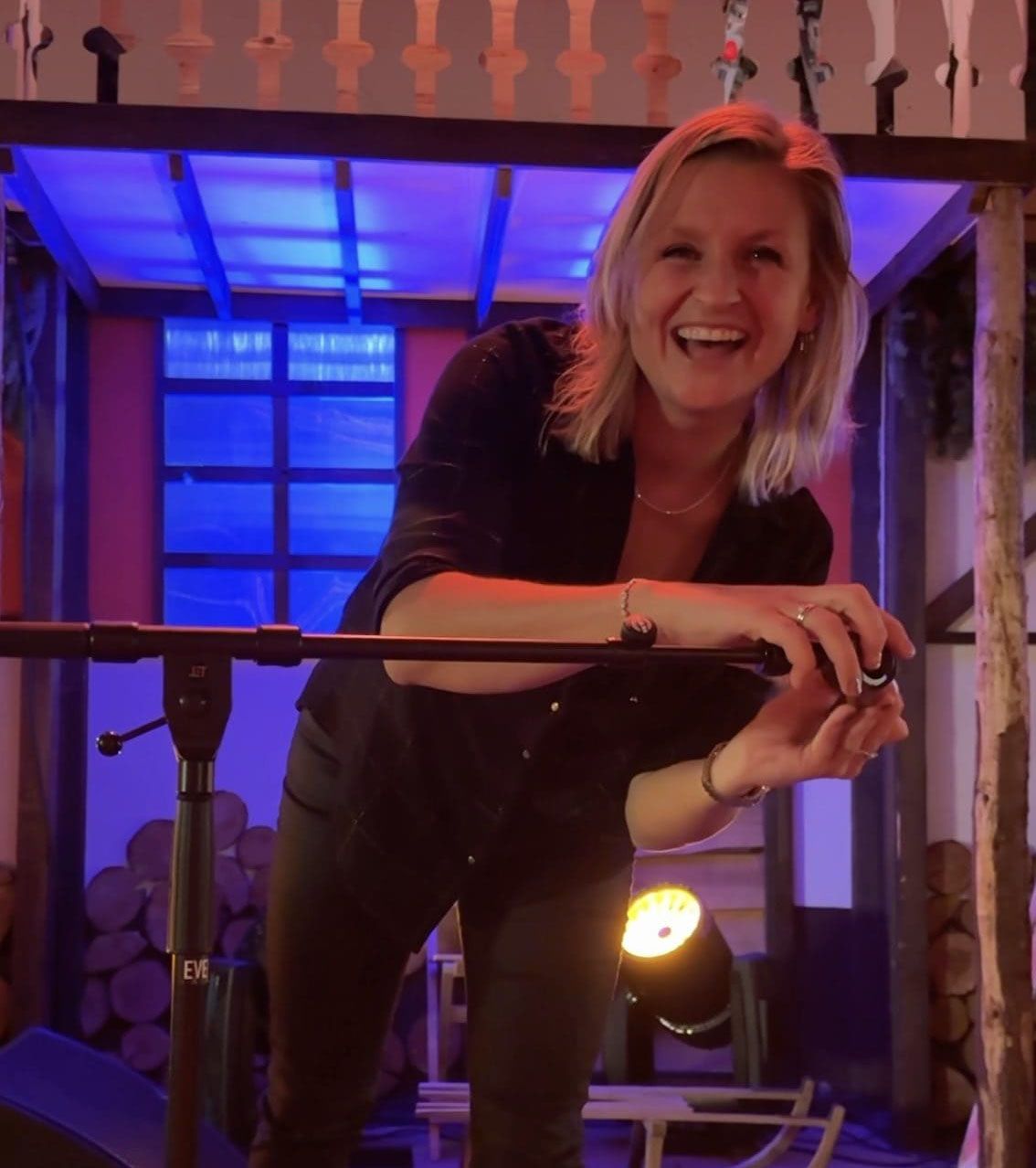 Linda Spaans-Rijpstra van Let's Go Events tijdens een optreden of presentatie op locatie