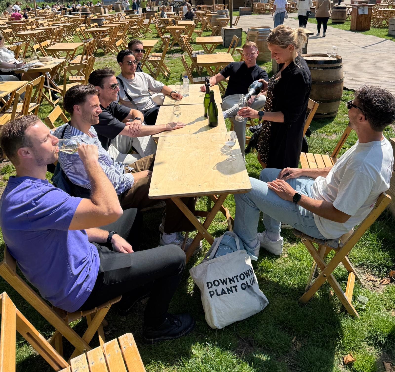 Wijnproeverij buiten voor Taste of Champagne, georganiseerd door Let's Go Events