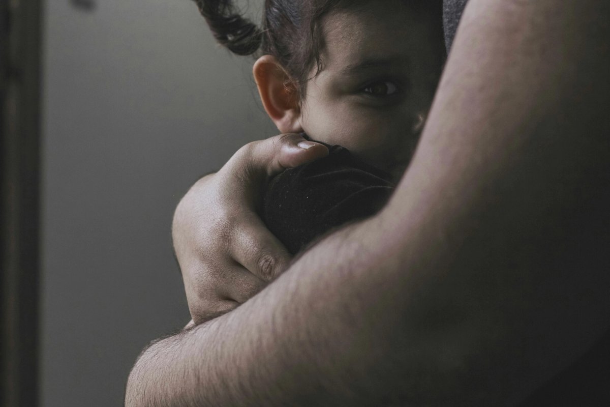 parent comforting child - child anxiety therapy